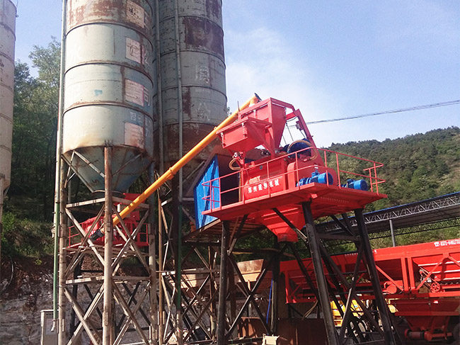 Zhengzhou Jianxin HZS50 concrete mixing plant equipment assisted the construction of rural roads   in Sanmenxia, ​​China.