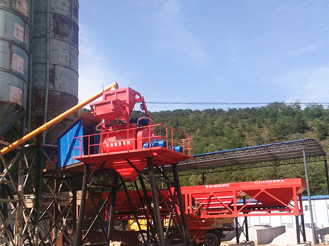 Zhengzhou Jianxin HZS50 concrete mixing plant equipment assisted the construction of rural roads   in Sanmenxia, ​​China.