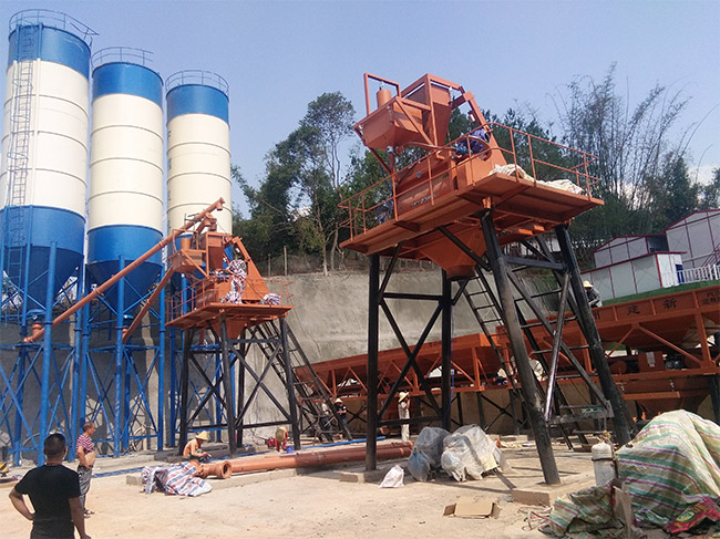 The double 50 concrete mixing plant produced by Zhengzhou Jianxin Machinery was put into operation in Ninglang, Yunnan.